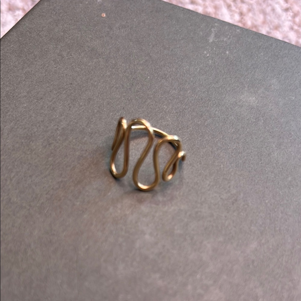 Elegant Gold Wave Form Ring - Picture 6 of 7